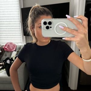 Black fitted cropped tee